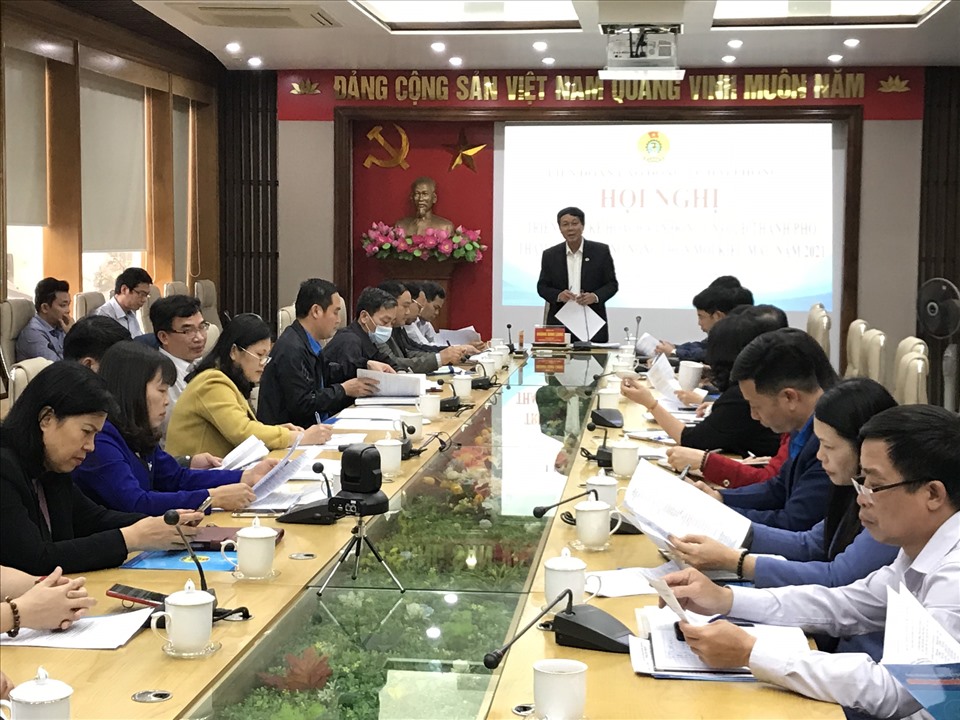 Ông Hoàng Đình Long - Phó Chủ tịch LĐLĐ TP.Hải Phòng - chủ trì hội nghị triển khai kế hoạch vận động xây dựng nông thôn mới kiểu mẫu. Ảnh: MD