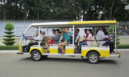 Xe điện loại 12 chỗ chở khách tham quan ở TPHCM.  Ảnh: Minh Quân