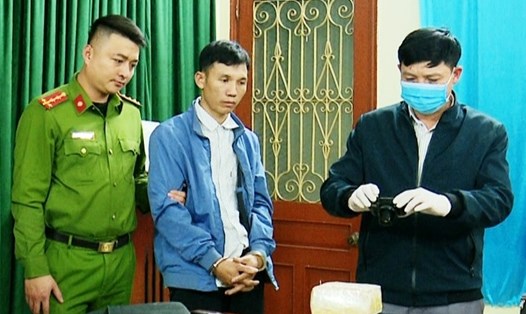 Đối tượng Lê Hữu Trang bị bắt giữ cùng tang vật gần 2 kg ma túy đá. Ảnh: NT