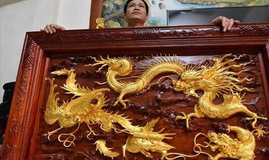 Nghệ nhân Nguyễn Văn Hiệp và bức tranh tứ linh dát vàng khổ 81x127cm.