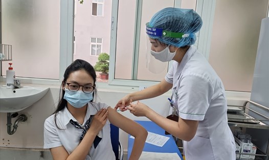 Tiêm vaccine COVID-19 tại Hà Nội. Ảnh: Bộ Y tế