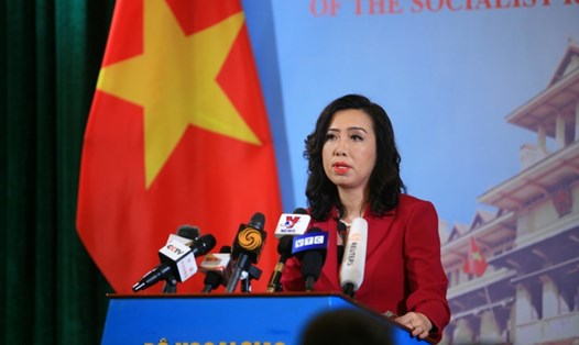 Người phát ngôn Lê Thị Thu Hằng trả lời về vấn đề bảo hộ công dân Việt Nam tại những nơi có vấn nạn bài trừ người Châu Á. Ảnh: Bộ Ngoại Giao