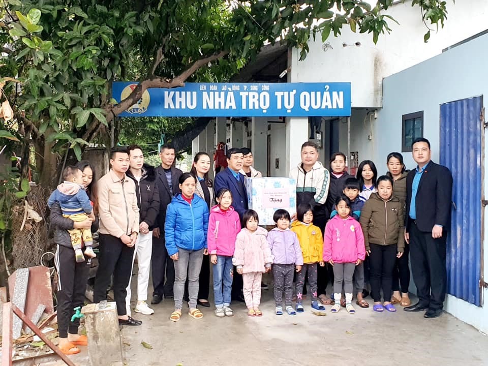 Lãnh đạo LĐLĐ tỉnh Thái Nguyên tặng quà công nhân khu nhà trọ tự quản. Ảnh: CĐTN
