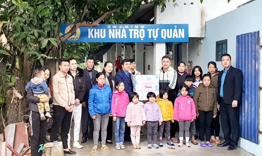Lãnh đạo LĐLĐ tỉnh Thái Nguyên tặng quà công nhân khu nhà trọ tự quản. Ảnh: CĐTN