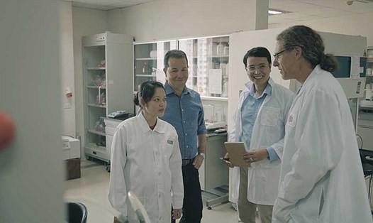 Vợ chồng Tiến sĩ Bùi Thanh Duyên (thứ nhất từ trái sang) và tiến sĩ Cao Anh Tuấn (thứ ba từ trái sang) trong phòng xét nghiệm Công ty dịch vụ giải mã gen Genetica (ảnh chụp trước tháng 1.2021). Ảnh: Genetica
