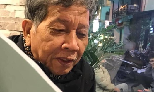 Nhà văn Nguyễn Huy Thiệp đọc sách tại một quán cafe. Ảnh: GĐCC