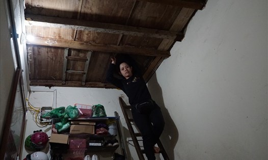 Chị Đinh Thị Lý (trú tại phố Hàng Khoai, Hoàn Kiếm, Hà Nội) trong căn nhà trên gác xép của mình. Ảnh: Tùng Giang
