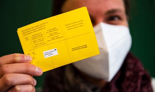 Hộ chiếu vaccine có thể được coi là giấy tờ chứng nhận cho những người đã được tiêm chủng. Ảnh: AFP