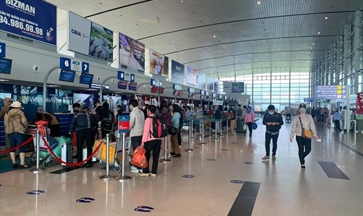 Tìm hành khách trên chuyến bay từ Phú Quốc về Hà Nội. Ảnh: Hương Giang