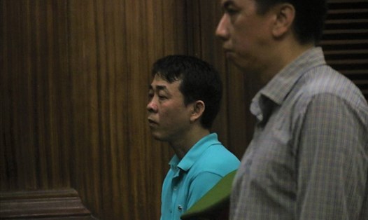 Bị cáo Nguyễn Minh Hùng (áo xanh) và Võ Mạnh Cường tại phiên toà xét xử sai phạm xảy ra tại VN Pharma (giai đoạn 1). Ảnh: Đình Trường.