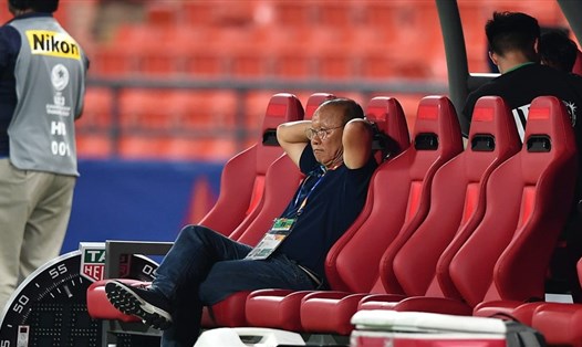 Huấn luyện viên Park Hang-seo thất thần khi U23 Việt Nam bị loại khỏi vòng bảng Giải U23 Châu Á 2020. Ảnh: AFC.