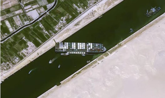 Cận cảnh tàu mắc kẹt ở kênh đào Suez. Ảnh: Airbus.