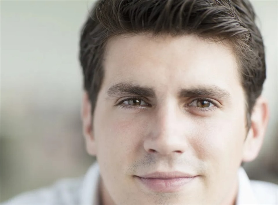 Đoán tâm trạng của người đàn ông qua 3 đặc điểm của khuôn mặt. Ảnh nguồn: Xinhua.