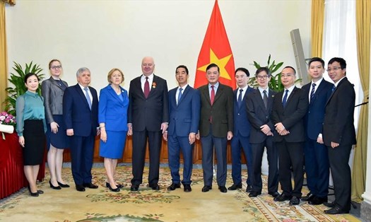 Thứ trưởng Ngoại giao Tô Anh Dũng (giữa) cùng Đại sứ Nga Konstantin Vnukov (thứ 5 từ trái sang) chụp ảnh kỷ niệm tại lễ trao Huân chương Hữu nghị hôm 23.3. Ảnh: BNG