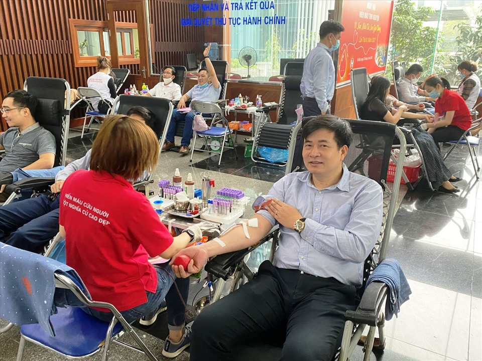 Ông Phạm Hoài Phương - Phó Chủ tịch Công đoàn Giao thông Vận tải Việt Nam tham gia hiến máu nhân đạo. Ảnh: Thanh Thọ