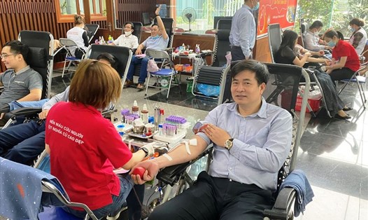 Ông Phạm Hoài Phương - Phó Chủ tịch Công đoàn Giao thông Vận tải Việt Nam tham gia hiến máu nhân đạo. Ảnh: Thanh Thọ