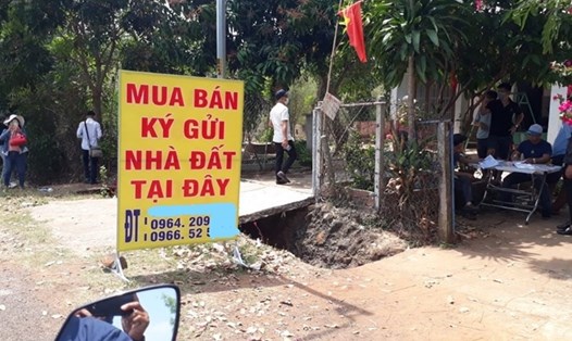 Một điểm giao dịch mua bán đất trong những ngày sốt đất ở huyện Hớn Quản, tỉnh Bình Phước. Ảnh: Đình Trọng