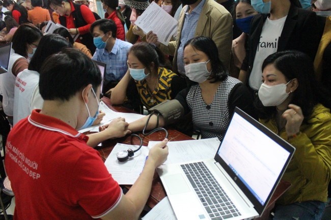 Các tình nguyện viên được khám tư vấn và làm các xét nghiện trước khi hiến máu. Ảnh: Lê Hoà