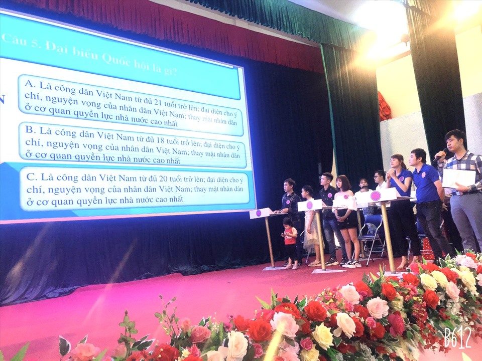 Các gia đình thi nội dung kiến thức pháp luật. Ảnh: Thu Nguyệt