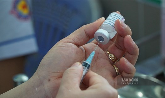 Trung tâm kiểm soát bệnh tật TPHCM (HCDC) đã tổ chức tiêm chủng vaccine ngừa COVID-19 cho các y, bác sĩ tại Bệnh viện quận 11. Ảnh: Chân Phúc.