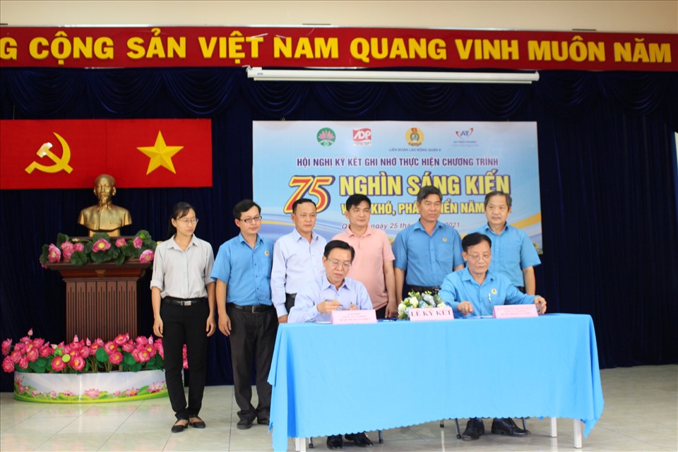 Đại diện LĐLĐ Quận 8, TPHCM và một số doanh nghiệp ký kết thực hiện chương trình  "75.000 sáng kiến vượt khó, phát triển". Ảnh Đức Long