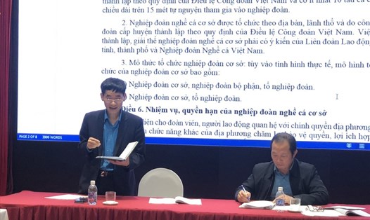 Phó Chủ tịch Tổng LĐLĐVN Trần Văn Thuật (trái) phát biểu tại hội thảo. Ảnh: Đỗ Phương
