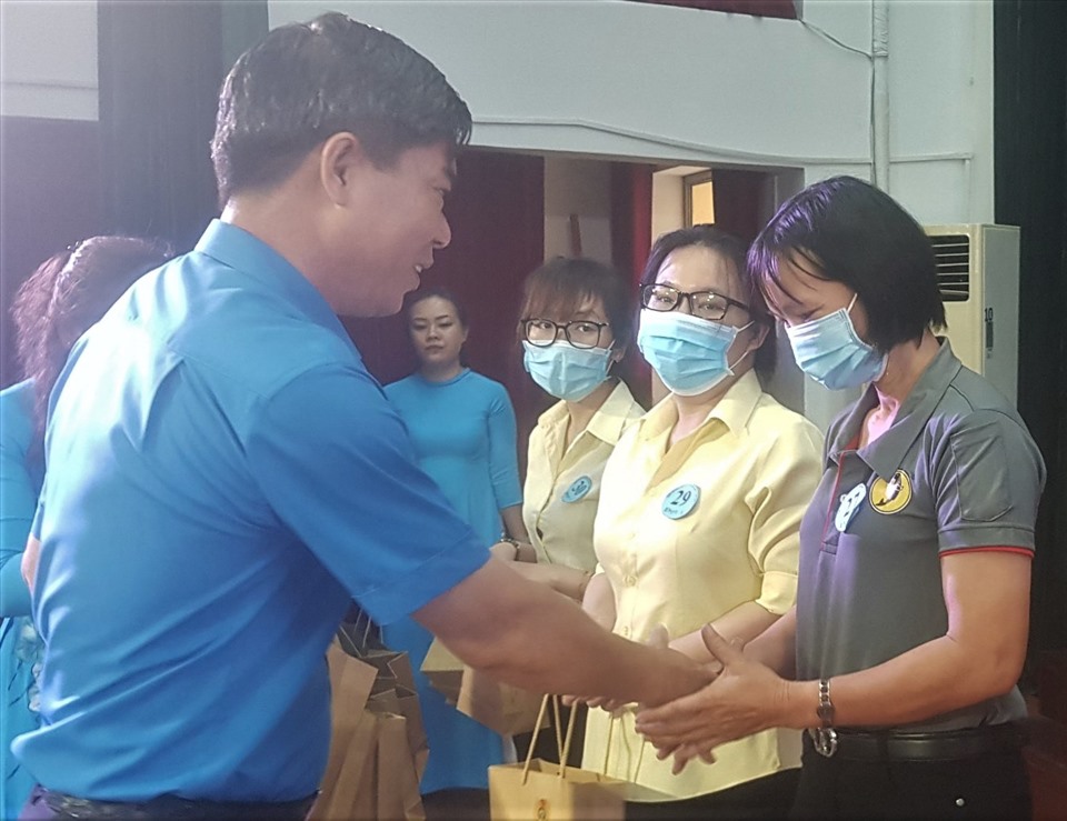 Ông Phạm Chí Tâm - Phó Chủ tịch LĐLĐ TPHCM - trao quà cho các nữ CNVCLĐ "Giỏi việc nước - Đảm việc nhà". Ảnh: Đức Long