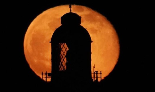 Trăng giun cuối tuần này là siêu trăng đầu tiên của năm 2021. Ảnh: AFP/Getty.