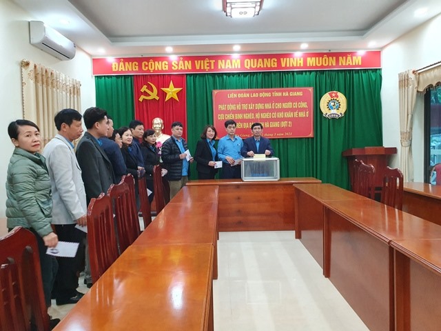 Liên đoàn Lao động tỉnh Hà Giang quyên góp ủng hộ được 120 triệu đồng xây dựng nhà ở cho người có công, cựu chiến binh nghèo, hộ nghèo năm 2021. Ảnh: Đức Trí