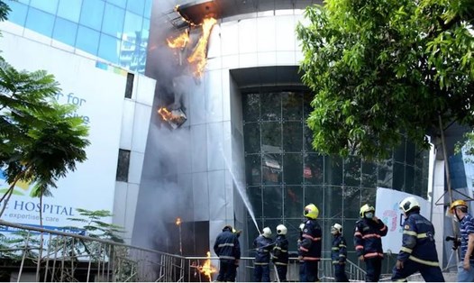 Hiện trường vụ cháy trung tâm thương mại nơi có bệnh viện điều trị COVID-19 ở Mumbai khiến 10 người thiệt mạng. Ảnh: Mumbai Fire Department