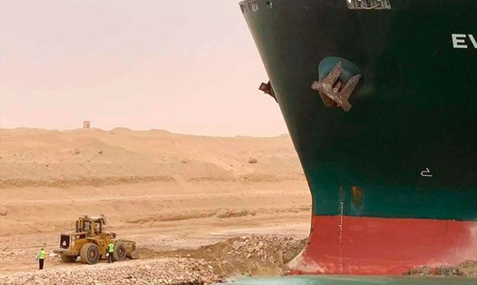 Tàu Ever Given mắc kẹt ở kênh đào Suez. Ảnh: Cơ quan quản lý kênh đào Sue
