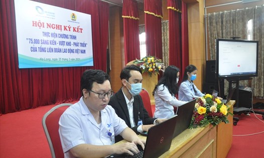 Các y bác sĩ ngành Y tế Quảng Ninh đăng ký sáng kiến ngay tại hội nghị ký kết sáng kiến thực hiện chương trình “75.000 sáng kiến vượt khó, phát triển” của Tổng LĐLĐVN. Ảnh: T. Hằng