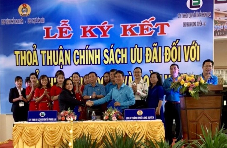 Lãnh đạo 02 đơn vị tham gia Lễ ký kết chương trình ưu đãi. Ảnh: Cẩm Tú