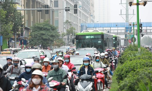 Tuyến BRT Hà Nội giờ cao điểm. Ảnh: Hải Nguyễn