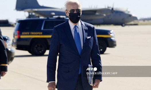 Tổng thống Mỹ Joe Biden bước xuống khỏi Không lực Một tại Wilmington, Delaware, ngày 26.3. Ảnh: AFP