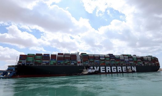 Tàu Ever Given mắc kẹt ở kênh đào Suez, Ai Cập. Ảnh: Cơ quan quản lý kênh đào Suez.