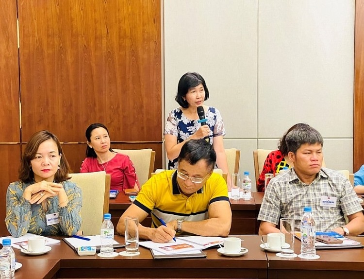 Các cán bộ Công đoàn trao đổi tại lớp đào tạo công tác tài chính và kiểm tra năm 2021 do Công đoàn Vietsovpetro tổ chức. Ảnh: CĐN