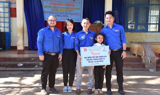 Đoàn cơ sở PC Đắk Lắk tổ chức chương trình tiếp sức đường dài cho học sinh khó khăn tại trường tiểu học Nguyễn Đức Cảnh.