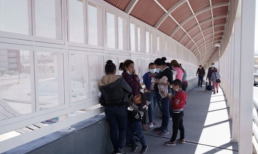 Nhóm người nhập cư Mỹ bị trục xuất đang chờ đợi ở phía Mexico. Ảnh: AFP.