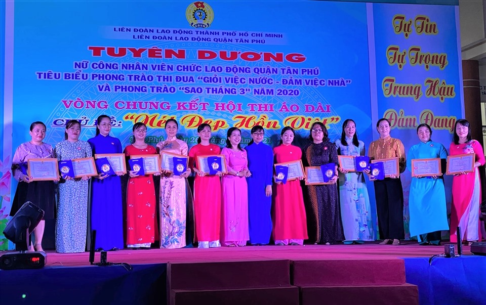Các nữ CNVCLĐ "Giỏi việc nước - Đảm việc nhà" tiêu biểu được tuyên dương. Ảnh LĐLĐ Tân Phú