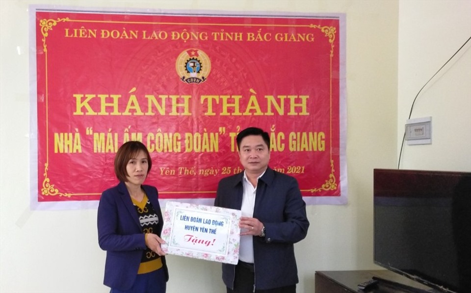 Ông Lưu Văn Thắng, Chủ tịch Liên đoàn Lao động huyện tặng quà gia đình chị Hòa. Ảnh: LĐLĐ huyện Yên Thế