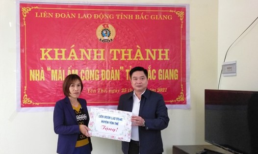 Ông Lưu Văn Thắng, Chủ tịch Liên đoàn Lao động huyện tặng quà gia đình chị Hòa. Ảnh: LĐLĐ huyện Yên Thế