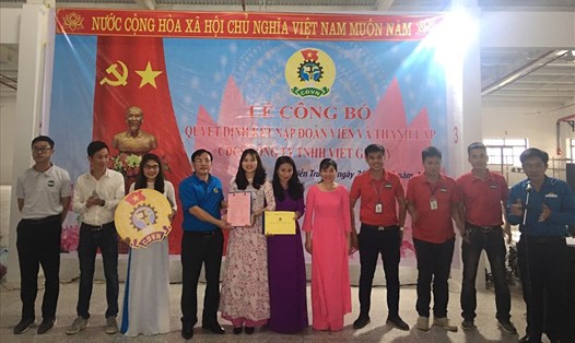 Lãnh đạo LĐLĐ huyện Diễn Châu trao Quyết định thành lập công đoàn cơ sở Công ty TNHH VietGlory. Ảnh: TT