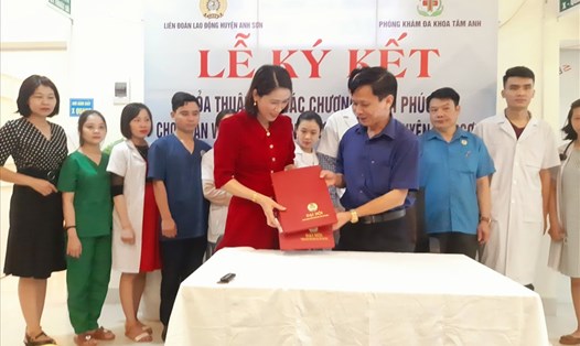 Chủ tịch LĐLĐ huyện Anh Sơn cùng lãnh đạo Phòng khám đa khoa Tâm Anh ký kết thỏa thuận hợp tác. Ảnh: TH