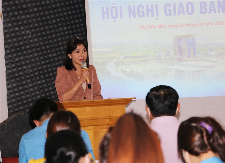 Bà Mai Thanh Thảo - Chủ tịch Công đoàn các KCN Bình Dương triển khai các hoạt động trong quý I/2021. Ảnh: Hoàng Trung