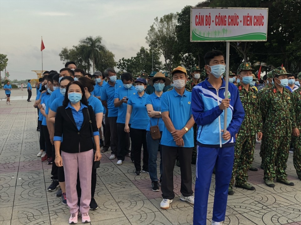 Cán bộ, công chức, viên chức tỉnh Vĩnh Long hưởng ứng tinh thần rèn luyện thân thể. Ảnh: Ngọc Long