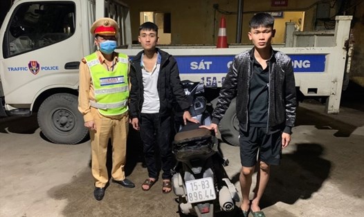 Trạm CSGT Lưu Kiếm bắt giữ trường hợp sử dụng xe mô tô lạng lách, đánh võng. Ảnh Công an TP.Hải Phòng