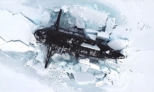 Tàu ngầm hạt nhân Nga nổi lên từ lớp băng dày 1,5 mét. Ảnh chụp màn hình video Bộ Quốc phòng Nga