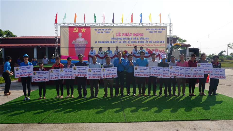 Lãnh đạo UBND tỉnh và LĐLĐ tỉnh trao bảng tượng trưng kinh phí xây dựng Mái ấm công đoàn tại lễ phát động Tháng công nhân năm 2019. Ảnh minh họa. Ảnh: Quốc Tiến