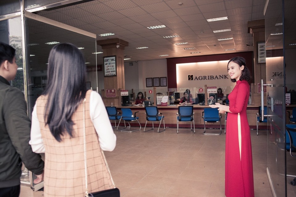 Đoàn viên, người lao động thực hiện tốt cẩm nang văn hóa Agribank, hăng hái thi đua, tăng hiệu quả trong hoạt động kinh doanh. Ảnh: CĐNH